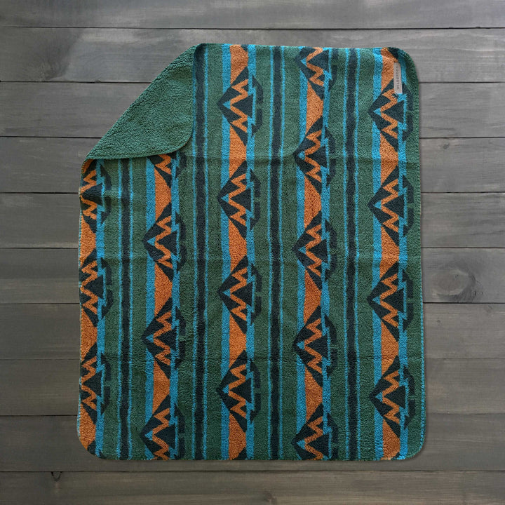 Sherpa Fleece Waterproof Blanket – Wilderdog