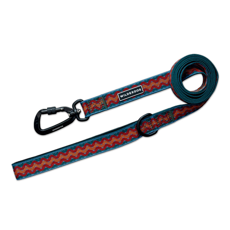 Sumac Ultralight Leash with zigzag pattern, black carabiner, and “WILDEBEOG” label, coiled on white background.