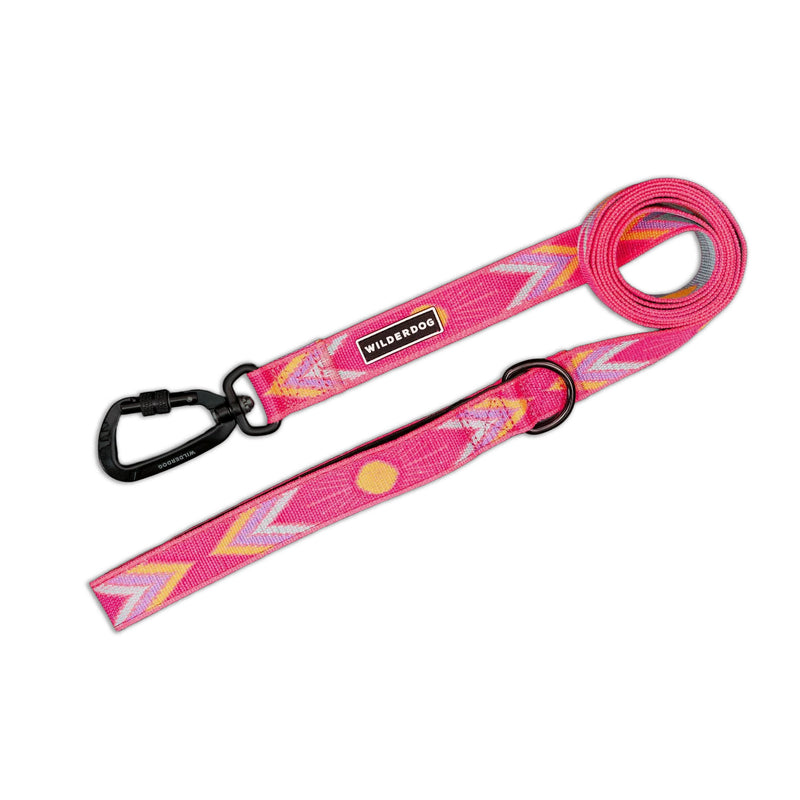 Playa Ultralight Leash: lightweight polyester, pink zigzag, black clasp, and “WILDES DOGS” tag.